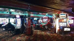Meja Caribbean Stud Poker dengan dealer langsung di platform king777 slot
